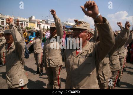 Une grande mobilisation des militaires civils, des forces armées nationales bolivariennes, des milices et des populations autochtones a eu lieu le 17 décembre 2018 dans la ville de Maracaibo, au Venezuela. Dans la commémoration des 188 ans de la mort du Libérateur Simon Bolivar, et à la suite des ordres du Président Nicolas Maduro «de serrer les rangs, genou à terre, dans le combat pour la défense de la dignité nationale et de la souveraineté» et de rejeter catégoriquement. Les prétentions interventionnistes des Etats-Unis, de l'Union européenne et des autres pays du continent, à être prêts et unis à défendre le territoire national Banque D'Images