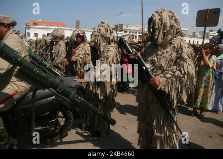 Une grande mobilisation des militaires civils, des forces armées nationales bolivariennes, des milices et des populations autochtones a eu lieu le 17 décembre 2018 dans la ville de Maracaibo, au Venezuela. Dans la commémoration des 188 ans de la mort du Libérateur Simon Bolivar, et à la suite des ordres du Président Nicolas Maduro «de serrer les rangs, genou à terre, dans le combat pour la défense de la dignité nationale et de la souveraineté» et de rejeter catégoriquement. Les prétentions interventionnistes des Etats-Unis, de l'Union européenne et des autres pays du continent, à être prêts et unis à défendre le territoire national Banque D'Images