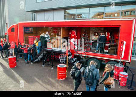 Sur 18 décembre, à Nimègue, pays-Bas. Aujourd’hui dans sa huitième année, le circuit de Noël en camion de Coca-Cola a ravie des milliers de visiteurs à travers le pays, et beaucoup plus de visiteurs devraient faire l’expérience de la magie en 2018. Cette année, en plus de célébrer la magie que la tournée des camions Coca-Cola apporte à Noël, chaque arrêt de la tournée des camions encouragera les consommateurs à recycler leurs canettes, Conformément à l'engagement mondial sans déchets de Coca-Cola de recueillir et de recycler une bouteille ou une canette pour chacune d'entre elles vendues d'ici l'an 2030. Souvent dit pour marquer le début officiel de Noël, et une caractéristique régulière de Banque D'Images