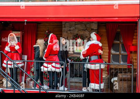 Sur 18 décembre, à Nimègue, pays-Bas. Aujourd’hui dans sa huitième année, le circuit de Noël en camion de Coca-Cola a ravie des milliers de visiteurs à travers le pays, et beaucoup plus de visiteurs devraient faire l’expérience de la magie en 2018. Cette année, en plus de célébrer la magie que la tournée des camions Coca-Cola apporte à Noël, chaque arrêt de la tournée des camions encouragera les consommateurs à recycler leurs canettes, Conformément à l'engagement mondial sans déchets de Coca-Cola de recueillir et de recycler une bouteille ou une canette pour chacune d'entre elles vendues d'ici l'an 2030. Souvent dit pour marquer le début officiel de Noël, et une caractéristique régulière de Banque D'Images