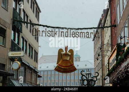 Entrée du Christkindlesmarkt - marché de Noël. Le célèbre marché de Noël de Nuremberg était plein de gens, même s'il y avait de fortes chutes de neige et du froid. (Photo par Alexander Pohl/NurPhoto) Banque D'Images