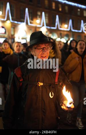 Pour les Journées internationales des migrants des Nations Unies, plusieurs ONG, associations, partis politiques ont appelé à un rassemblement de torches à Toulouse. Ils se sont réunis en mémoire de tous les migrants qui sont morts en essayant d'atteindre un meilleur endroit, pour la liberté de circulation et pour la ratification par la France de la "Convention internationale sur les droits des travailleurs migrants". Toulouse. France. 18 décembre 2018. (Photo d'Alain Pitton/NurPhoto) Banque D'Images