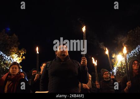 Les gens tiennent des bougies ou des torches pour les migrants. Pour les Journées internationales des migrants des Nations Unies, plusieurs ONG, associations, partis politiques ont appelé à un rassemblement de torches à Toulouse. Ils se sont réunis en mémoire de tous les migrants qui sont morts en essayant d'atteindre un meilleur endroit, pour la liberté de circulation et pour la ratification par la France de la "Convention internationale sur les droits des travailleurs migrants". Toulouse. France. 18 décembre 2018. (Photo d'Alain Pitton/NurPhoto) Banque D'Images