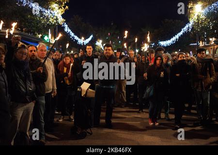 Pour les Journées internationales des migrants des Nations Unies, plusieurs ONG, associations, partis politiques ont appelé à un rassemblement de torches à Toulouse. Ils se sont réunis en mémoire de tous les migrants qui sont morts en essayant d'atteindre un meilleur endroit, pour la liberté de circulation et pour la ratification par la France de la "Convention internationale sur les droits des travailleurs migrants". Toulouse. France. 18 décembre 2018. (Photo d'Alain Pitton/NurPhoto) Banque D'Images