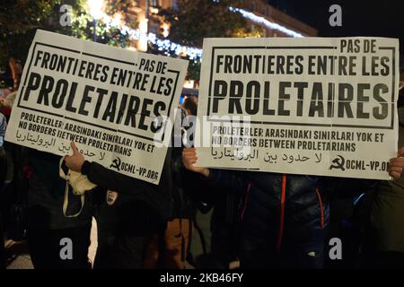 Écriteaux indiquant « pas de frontières pour les travailleurs ». Pour les Journées internationales des migrants des Nations Unies, plusieurs ONG, associations, partis politiques ont appelé à un rassemblement de torches à Toulouse. Ils se sont réunis en mémoire de tous les migrants qui sont morts en essayant d'atteindre un meilleur endroit, pour la liberté de circulation et pour la ratification par la France de la "Convention internationale sur les droits des travailleurs migrants". Toulouse. France. (Photo d'Alain Pitton/NurPhoto) Banque D'Images