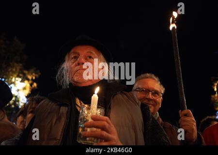 Les gens tiennent des bougies ou des torches pour les migrants. Pour les Journées internationales des migrants des Nations Unies, plusieurs ONG, associations, partis politiques ont appelé à un rassemblement de torches à Toulouse. Ils se sont réunis en mémoire de tous les migrants qui sont morts en essayant d'atteindre un meilleur endroit, pour la liberté de circulation et pour la ratification par la France de la "Convention internationale sur les droits des travailleurs migrants". Toulouse. France. 18 décembre 2018. (Photo d'Alain Pitton/NurPhoto) Banque D'Images