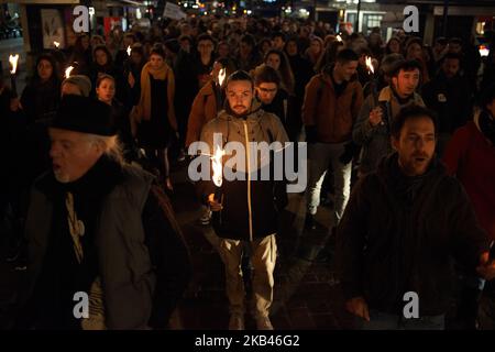 Les gens tiennent des bougies ou des torches pour les migrants. Pour les Journées internationales des migrants des Nations Unies, plusieurs ONG, associations, partis politiques ont appelé à un rassemblement de torches à Toulouse. Ils se sont réunis en mémoire de tous les migrants qui sont morts en essayant d'atteindre un meilleur endroit, pour la liberté de circulation et pour la ratification par la France de la "Convention internationale sur les droits des travailleurs migrants". Toulouse. France. 18 décembre 2018. (Photo d'Alain Pitton/NurPhoto) Banque D'Images