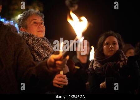 Les gens tiennent des bougies ou des torches pour les migrants. Pour les Journées internationales des migrants des Nations Unies, plusieurs ONG, associations, partis politiques ont appelé à un rassemblement de torches à Toulouse. Ils se sont réunis en mémoire de tous les migrants qui sont morts en essayant d'atteindre un meilleur endroit, pour la liberté de circulation et pour la ratification par la France de la "Convention internationale sur les droits des travailleurs migrants". Toulouse. France. 18 décembre 2018. (Photo d'Alain Pitton/NurPhoto) Banque D'Images