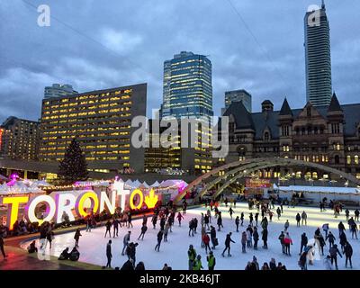 Les gens apprécient le patinage sur glace à une patinoire extérieure de Nathan Phillips Square, dans le centre-ville de Toronto, Ontario, Canada, on 17 décembre 2018. (Photo de Creative Touch Imaging Ltd./NurPhoto) Banque D'Images