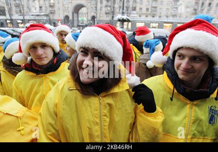 Des jeunes de différents services sociaux ukrainiens vêtus de costumes du Père Noël participent à la parade des assistants de Saint-Nicolas, au centre de Kiev, lors de la célébration de la Saint-Nicolas, à Kiev, en Ukraine, le 19 décembre 2018. Les bénévoles portant les costumes des assistants de Saint-Nicolas donnant des cadeaux aux enfants dans les orphelinats, les hôpitaux et les enfants des familles pauvres. Les Ukrainiens marquant le jour de Saint Nicolas sur 19 décembre. (Photo de NurPhoto) Banque D'Images