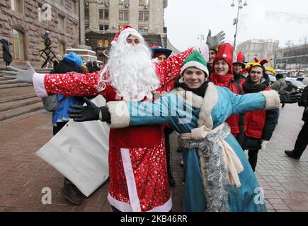 Des jeunes de différents services sociaux ukrainiens vêtus de costumes du Père Noël participent à la parade des assistants de Saint-Nicolas, au centre de Kiev, lors de la célébration de la Saint-Nicolas, à Kiev, en Ukraine, le 19 décembre 2018. Les bénévoles portant les costumes des assistants de Saint-Nicolas donnant des cadeaux aux enfants dans les orphelinats, les hôpitaux et les enfants des familles pauvres. Les Ukrainiens marquant le jour de Saint Nicolas sur 19 décembre. (Photo de NurPhoto) Banque D'Images