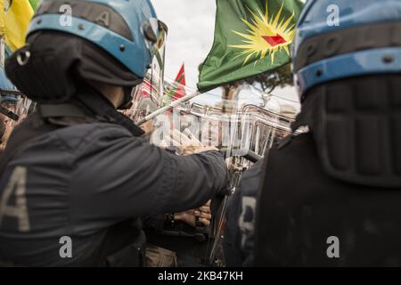 Italie, Rome : les policiers italiens font face à des manifestants pro-kurdes lors d'un sit-in près du Vatican à Rome, le lundi 5 février 2018. Le président turc Recep Tayyip Erdogan a rencontré le pape François à propos de 5 février, avec une interdiction de manifester imposée dans le centre de Rome, alors que les sentiments étaient élevés au sujet de l'offensive turque contre la milice kurde en Syrie. (Photo de Christian Minelli/NurPhoto) Banque D'Images