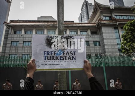 Des manifestants musulmans indonésiens manifestent à l'ambassade chinoise de Jakarta sur 21 décembre 2018 après les prières du vendredi midi en faveur des Ouïghours musulmans dans la région chinoise du Xinjiang. Les groupes musulmans du pays musulman le plus peuplé du monde ont claqué ce qu'ils ont appelé le régime chinois « répressif » et ont appelé à la liberté et aux droits des Ouïghours musulmans. Les manifestants demandent à la Chine de cesser de détenir des milliers de musulmans ouïghours minoritaires dans des camps et des centres d'endoctrinement politique dans sa région du Xinjiang. (Photo par Afriadi Hikmal/NurPhoto) Banque D'Images