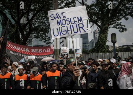 Des manifestants musulmans indonésiens manifestent à l'ambassade chinoise de Jakarta sur 21 décembre 2018 après les prières du vendredi midi en faveur des Ouïghours musulmans dans la région chinoise du Xinjiang. Les groupes musulmans du pays musulman le plus peuplé du monde ont claqué ce qu'ils ont appelé le régime chinois « répressif » et ont appelé à la liberté et aux droits des Ouïghours musulmans. Les manifestants demandent à la Chine de cesser de détenir des milliers de musulmans ouïghours minoritaires dans des camps et des centres d'endoctrinement politique dans sa région du Xinjiang. (Photo par Afriadi Hikmal/NurPhoto) Banque D'Images