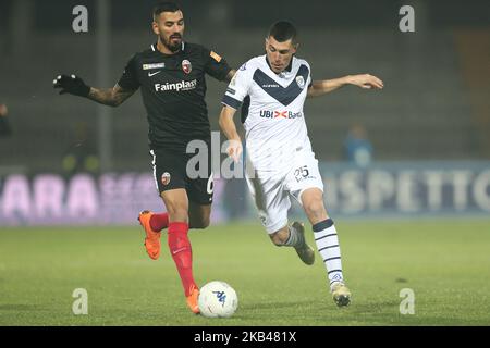 Dimitri Bisoli de Brescia football Club et Salvatore Delia d'Ascoli Calcio 1898 FC bataille pour le ballon pendant le match italien série B 2018/2019 entre Ascoli Calcio 1898 FC et Brescia football Club au Stadio Cino e Lillo Del Duca on 22 décembre 2018 à Ascoli Piceno, Italie. (Photo de Danilo Di Giovanni/NurPhoto) Banque D'Images