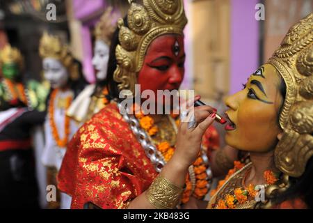 Des filles de la communauté de Newar, une personnalité différente de la déesse appliquant le rouge à lèvres avant de participer à la parade pendant la célébration de Yomari Punhi et Jyapu Diwas national, la société de Newari a organisé un rassemblement à travers la place Basantapur Durbar, Katmandou, Népal samedi, 22 décembre 2018. Le rassemblement reflétait plusieurs cultures et traditions de la société Newar. Jatras et les festivals font partie de la vie de la communauté de Newar. (Photo de Narayan Maharajan/NurPhoto) Banque D'Images