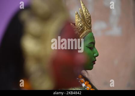 Des filles de la communauté de Newar, une personnalité différente de la déesse participent à la parade lors de la célébration de Yomari Punhi et Jyapu Diwas national, la société de Newari a organisé un rassemblement à travers la place Basantapur Durbar, Katmandou, Népal samedi, 22 décembre 2018. Le rassemblement reflétait plusieurs cultures et traditions de la société Newar. Jatras et les festivals font partie de la vie de la communauté de Newar. (Photo de Narayan Maharajan/NurPhoto) Banque D'Images