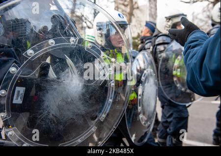 Maillot de corps jaune (veste jaune) à Bruxelles, Belgique, sur 22 décembre 2018. Pas même après que le Premier ministre belge Charles Michel ait proposé sa démission, les gilets jaunes belges veulent continuer à manifester en demandant des impôts plus bas et plus de pouvoir d'achat. Environ une centaine de gilets jaunes ont participé à la manifestation spontanée, qui a été organisée sur les médias sociaux. À un certain moment, la police anti-émeutes a arrêté la manifestation et de là, les participants ont été escortés jusqu'à la place Rogier. Aucun incident n'a été signalé ce jour-là. (Photo par Romy Arroyo Fernandez/NurPhoto) Banque D'Images