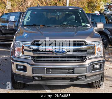 Un Ford F 150 argenté est vendu dans un établissement concessionnaire de Monroeville, Pennsylvanie, États-Unis Banque D'Images