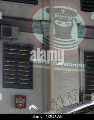 Une image avec texte lisant 'Ban Russian Ships!' Vu dans le bâtiment de l'ambassade de Russie pendant un spectacle lumineux, dans le cadre d'un rassemblement de nationalistes ukrainiens de L'UNA-UNSO avec la demande de libération de marins de la marine ukrainienne qui ont été saisis par la Russie lors de l'incident du détroit de Kerch le 25 novembre, Et d'autres prisonniers politiques ukrainiens emprisonnés en Russie, près de l'ambassade de Russie à Kiev (Ukraine), le 21 décembre 2018.les tensions entre l'Ukraine et la Russie se sont accrues le 25 novembre, lorsque les forces russes ont saisi trois navires de la marine ukranienne avec des marins de la marine ukrainienne. Le Parlement ukrainien a voté le 26 novembre pour acceptation Banque D'Images