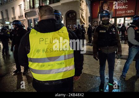 Sixième jour de la démonstration de Gilets Jaune (Yellow Vest) à Lyon, France, 22 décembre 2018. La manifestation s'est transformée en un affrontement avec la police et les manifestants ont tenté d'installer des barricades dans les rues de la ville avant d'être repoussés par la police avec du gaz lacrymogène. (Photo de Nicolas Liponne/NurPhoto) Banque D'Images