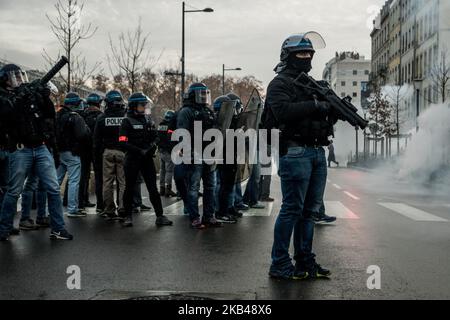 Sixième jour de la démonstration de Gilets Jaune (Yellow Vest) à Lyon, France, 22 décembre 2018. La manifestation s'est transformée en un affrontement avec la police et les manifestants ont tenté d'installer des barricades dans les rues de la ville avant d'être repoussés par la police avec du gaz lacrymogène. (Photo de Nicolas Liponne/NurPhoto) Banque D'Images