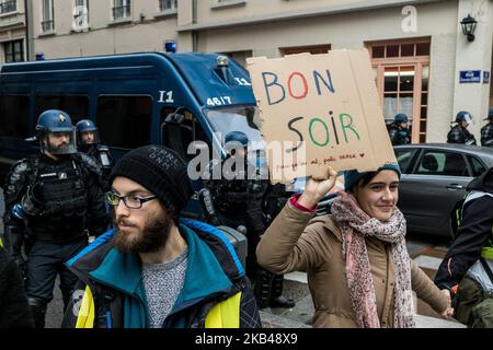 Sixième jour de la démonstration de Gilets Jaune (Yellow Vest) à Lyon, France, 22 décembre 2018. La manifestation s'est transformée en un affrontement avec la police et les manifestants ont tenté d'installer des barricades dans les rues de la ville avant d'être repoussés par la police avec du gaz lacrymogène. (Photo de Nicolas Liponne/NurPhoto) Banque D'Images