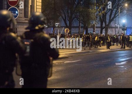 Sixième jour de la démonstration de Gilets Jaune (Yellow Vest) à Lyon, France, 22 décembre 2018. La manifestation s'est transformée en un affrontement avec la police et les manifestants ont tenté d'installer des barricades dans les rues de la ville avant d'être repoussés par la police avec du gaz lacrymogène. (Photo de Nicolas Liponne/NurPhoto) Banque D'Images