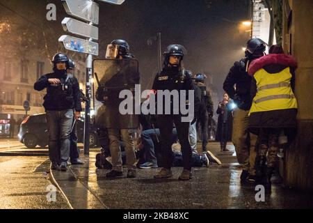 Sixième jour de la démonstration de Gilets Jaune (Yellow Vest) à Lyon, France, 22 décembre 2018. La manifestation s'est transformée en un affrontement avec la police et les manifestants ont tenté d'installer des barricades dans les rues de la ville avant d'être repoussés par la police avec du gaz lacrymogène. (Photo de Nicolas Liponne/NurPhoto) Banque D'Images