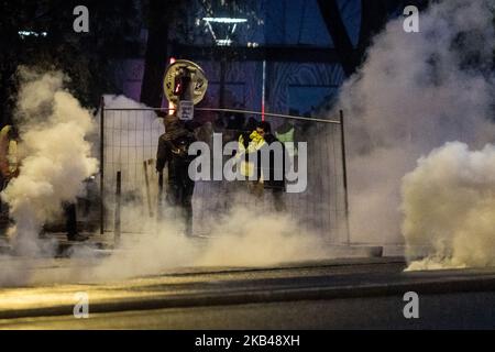 Sixième jour de la démonstration de Gilets Jaune (Yellow Vest) à Lyon, France, 22 décembre 2018. La manifestation s'est transformée en un affrontement avec la police et les manifestants ont tenté d'installer des barricades dans les rues de la ville avant d'être repoussés par la police avec du gaz lacrymogène. (Photo de Nicolas Liponne/NurPhoto) Banque D'Images