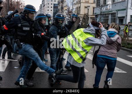 Sixième jour de la démonstration de Gilets Jaune (Yellow Vest) à Lyon, France, 22 décembre 2018. La manifestation s'est transformée en un affrontement avec la police et les manifestants ont tenté d'installer des barricades dans les rues de la ville avant d'être repoussés par la police avec du gaz lacrymogène. (Photo de Nicolas Liponne/NurPhoto) Banque D'Images