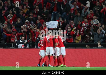 Le milieu de terrain portugais de Benfica, Pizzi, fête avec ses coéquipiers après avoir obtenu son score lors du match de football de la Ligue portugaise, SL Benfica vs SC Braga, au stade Luz de Lisbonne sur 23 décembre 2018. ( Photo par Pedro Fiúza/NurPhoto) Banque D'Images