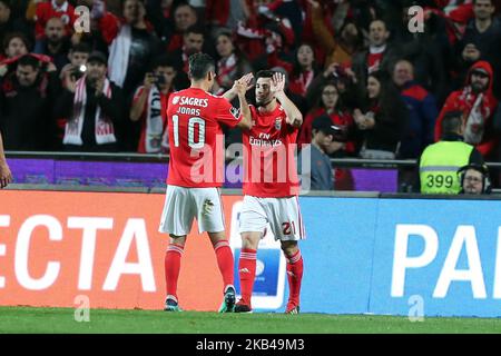 Le milieu de terrain portugais de Benfica, Pizzi, fête avec le joueur brésilien Jonas lors du match de football de la Ligue portugaise, SL Benfica vs SC Braga, au stade Luz de Lisbonne sur 23 décembre 2018. ( Photo par Pedro Fiúza/NurPhoto) Banque D'Images