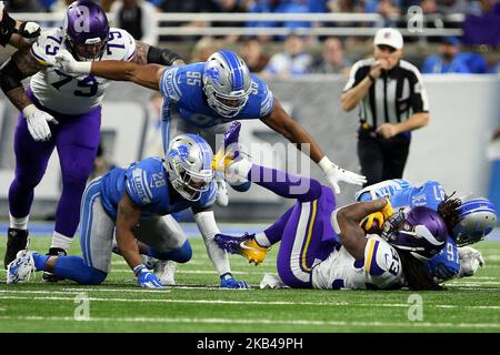 L'attaque défensive des Vikings du Minnesota Sheldon Richardson (93) est mise à sac par l'attaque défensive des Detroit Lions Ricky Jean Francois (97), la sécurité forte des Detroit Lions Quandre Diggs (28) et l'extrémité défensive des Detroit Lions Romeo Okwara (95) lors de la première moitié d'un match de football de la NFL contre les Detroit Lions à Detroit, Michigan aux États-Unis, Le dimanche, 23 décembre 2018. (Photo par Amy Lemus/NurPhoto) Banque D'Images