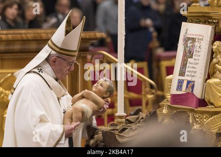 Le pape François tient une statue de bébé Jésus comme il part à la fin de la messe de la veille de Noël dans la basilique Saint-Pierre au Vatican, le lundi 24 décembre 2018. (Photo de Massimo Valicchia/NurPhoto) Banque D'Images
