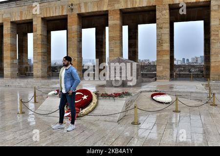 Un visiteur pose une photo devant le tombeau d'Ismet Inonu, deuxième président de la Turquie moderne et successeur de Mustafa Kemal Ataturk, à Anitkabir, le 45th anniversaire de sa mort à Ankara, Turquie sur 25 décembre 2018. (Photo par Altan Gocher/NurPhoto) Banque D'Images