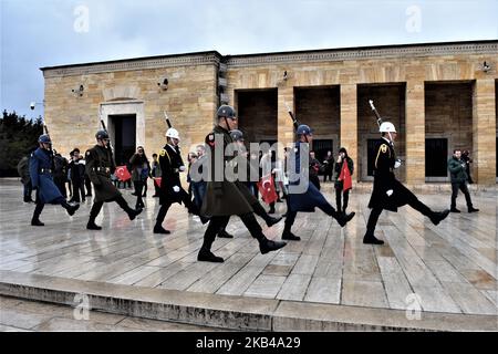 Les gardes d'honneur turcs marchent à Anitkabir à l'occasion du 45th anniversaire du deuxième président de la Turquie moderne et successeur de Mustafa Kemal Ataturk, mort d'Ismet Inonu à Ankara, Turquie sur 25 décembre 2018. (Photo par Altan Gocher/NurPhoto) Banque D'Images