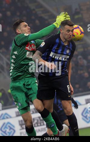 Alex Meret #1 de SSC Napoli concurrence pour le ballon avec Matias Vecino #8 du FC Internazionale Milano lors de la série Un match entre le FC Internazionale et SSC Napoli au Stadio Giuseppe Meazza sur 26 décembre 2018 à Milan, Italie. (Photo de Giuseppe Cottini/NurPhoto) Banque D'Images