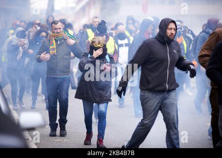 Toulouse, France - 29 décembre 2018 - les manifestants s'éloignent des nuages de gaz lacrymogènes. L'Acte VII surnommé la « Révolution » du mouvement de la Vest jaune a commencé pacifiquement, mais la manifestation s'est rapidement transformée en émeutes pendant des heures. La police anti-émeute a lancé des vols de canisters à gaz lacrymogènes, a tiré des dizaines de balles de balle. Le mouvement des jaquettes jaunes a commencé sur 17 novembre par une protestation contre la hausse des taxes sur les produits pétroliers. (Photo d'Alain Pitton/NurPhoto) Banque D'Images