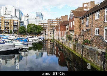 Propriétés résidentielles à St Katharine Docks and Marina à Londres, Angleterre Royaume-Uni Banque D'Images