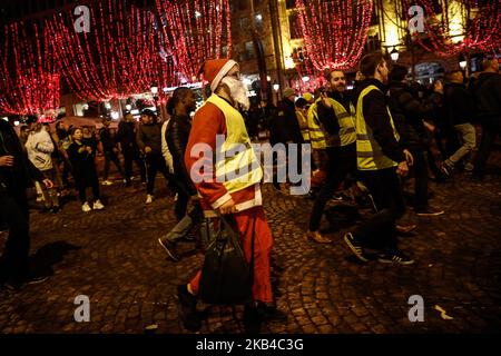 Les manifestants portant un gilet jaune (gilet jaune) se présentent devant une rangée de policiers français sur les champs-Élysées à Paris lors des célébrations du nouvel an sur 1 janvier 2019. Un feu d'artifice et un spectacle son et lumière sous le thème « fraternité » ont été mis en place sur les champs-Élysées malgré les plans d'autres manifestations anti-gouvernementales « Yellow Vest » dans la célèbre avenue. (Photo par Sameer Al-Doumy/NurPhoto) Banque D'Images