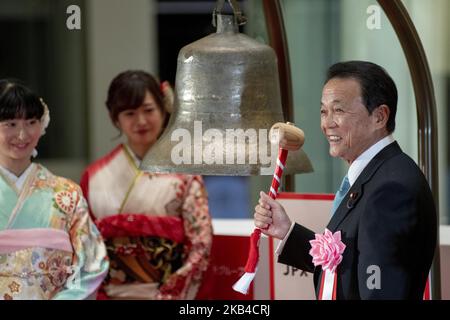 Le vice-premier ministre et ministre des Finances du Japon, Taro Aso, se pose alors qu'il se prépare à sonner lors de la cérémonie d'ouverture du nouvel an à la Bourse de Tokyo (TSE), tenue pour souhaiter le succès du marché boursier japonais, à Tokyo, au Japon, sur 4 janvier 2019. (Photo par Alessandro Di Ciommo/NurPhoto) Banque D'Images