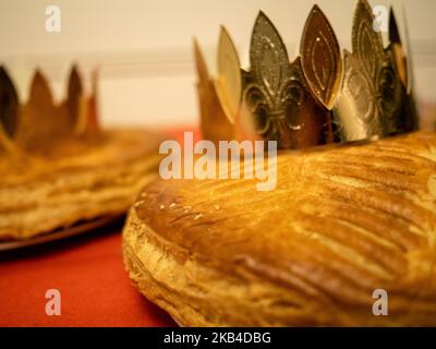 6 janvier, Bruxelles. Sur 6 janvier, en Belgique, célébrez l'Epiphanie en mangeant le bateau des rois. En général, le gâteau est une 'galette' avec de la crème d'amande à l'intérieur (frangipane). N'oubliez pas de cacher un « trinket » à l'intérieur de la pâte avant de la cuire. Habituellement, c'est une figure de porcelaine, mais un haricot sec fera également le travail. La personne qui cueille la partie du gâteau avec le trinket à l'intérieur sera roi ou reine pour une journée (et porte la couronne). (Photo par Romy Arroyo Fernandez/NurPhoto) Banque D'Images