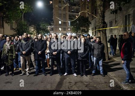 Des militants de l'extrême droite casapullent devant l'ancienne branche du parti MSI (mouvement social italien) à l'occasion du 41st anniversaire des meurtres d'Acca Larentia à Rome, en Italie, sur 07 janvier 2019. Les meurtres d'Acca Larentia se rapportent à l'assassinat politique de trois militants fascistes - Franco Bigonzetti, Francesco Ciavatta et Stefano Recchioni - du Front de la jeunesse du mouvement social italien la soirée de 7 janvier 1978, à Rome. Au cours des dernières années, les mouvements d’extrême-droite italiens comme Casapud ont utilisé l’anniversaire de l’Acca Larentia comme événement principal dans leur agenda politique, se rassemblant de tous Banque D'Images