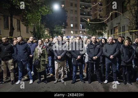 Des militants de l'extrême droite casapullent devant l'ancienne branche du parti MSI (mouvement social italien) à l'occasion du 41st anniversaire des meurtres d'Acca Larentia à Rome, en Italie, sur 07 janvier 2019. Les meurtres d'Acca Larentia se rapportent à l'assassinat politique de trois militants fascistes - Franco Bigonzetti, Francesco Ciavatta et Stefano Recchioni - du Front de la jeunesse du mouvement social italien la soirée de 7 janvier 1978, à Rome. Au cours des dernières années, les mouvements d’extrême-droite italiens comme Casapud ont utilisé l’anniversaire de l’Acca Larentia comme événement principal dans leur agenda politique, se rassemblant de tous Banque D'Images