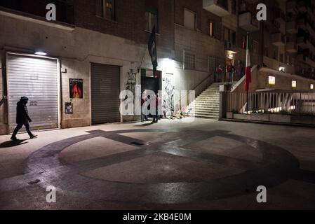 Le symbole fasciste connu sous le nom de 'Croix celtique' est peint à l'extérieur de l'ancienne branche du parti MSI (mouvement social italien) avant le 41st anniversaire des meurtres d'Acca Larentia à Rome, en Italie, sur 07 janvier 2019. Les meurtres d'Acca Larentia se rapportent à l'assassinat politique de trois militants fascistes - Franco Bigonzetti, Francesco Ciavatta et Stefano Recchioni - du Front de la jeunesse du mouvement social italien la soirée de 7 janvier 1978, à Rome. Au cours des dernières années, des mouvements d’extrême-droite italiens comme Casapud ont utilisé l’anniversaire de l’Acca Larentia comme événement principal de leur agenda politique, qui se réunit Banque D'Images