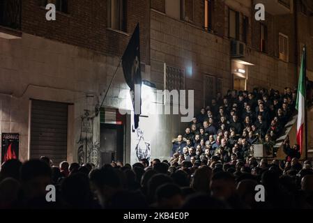 Des militants de l'extrême droite casapullent devant l'ancienne branche du parti MSI (mouvement social italien) à l'occasion du 41st anniversaire des meurtres d'Acca Larentia à Rome, en Italie, sur 07 janvier 2019. Les meurtres d'Acca Larentia se rapportent à l'assassinat politique de trois militants fascistes - Franco Bigonzetti, Francesco Ciavatta et Stefano Recchioni - du Front de la jeunesse du mouvement social italien la soirée de 7 janvier 1978, à Rome. Au cours des dernières années, les mouvements d’extrême-droite italiens comme Casapud ont utilisé l’anniversaire de l’Acca Larentia comme événement principal dans leur agenda politique, se rassemblant de tous Banque D'Images