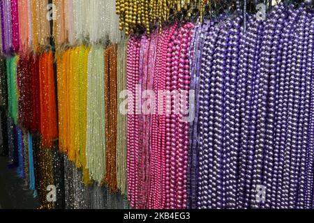 beaucoup de colliers en perles à vendre dans la boutique de bijouterie Banque D'Images