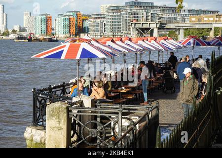 Les personnes qui dînent le long de la Tamise, à l'extérieur du pub Trafalgar Tavern à Greenwich, Londres Angleterre Royaume-Uni Banque D'Images