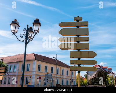 Cernay, France - 10 octobre 2022 : face arrière vierge des panneaux de signalisation près d'un feu de rue à Cernay, Alsace. Banque D'Images